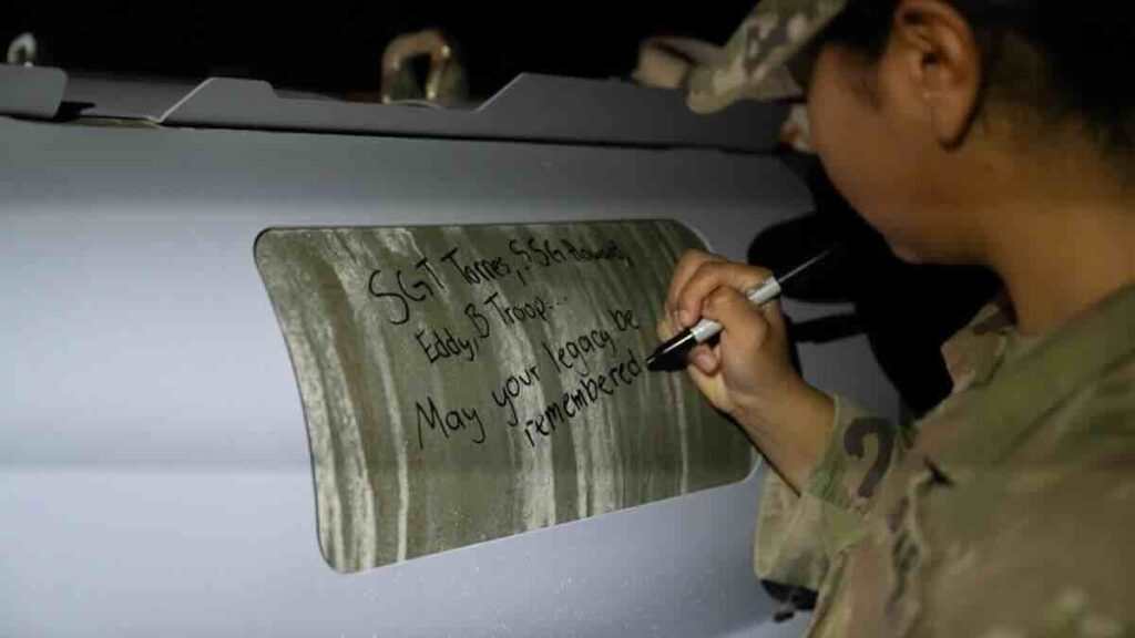 Vojnik Nacionalne garde Ajove potpisuje GBU 31 pre nego sto je lansiran na mete ISIS a u Siriji Vojnik Nacionalne garde Ajove potpisuje GBU 31 pre nego što je lansiran na mete ISIS a u Siriji