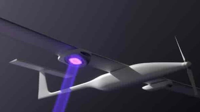 laser puni dron tokom leta ilustracija