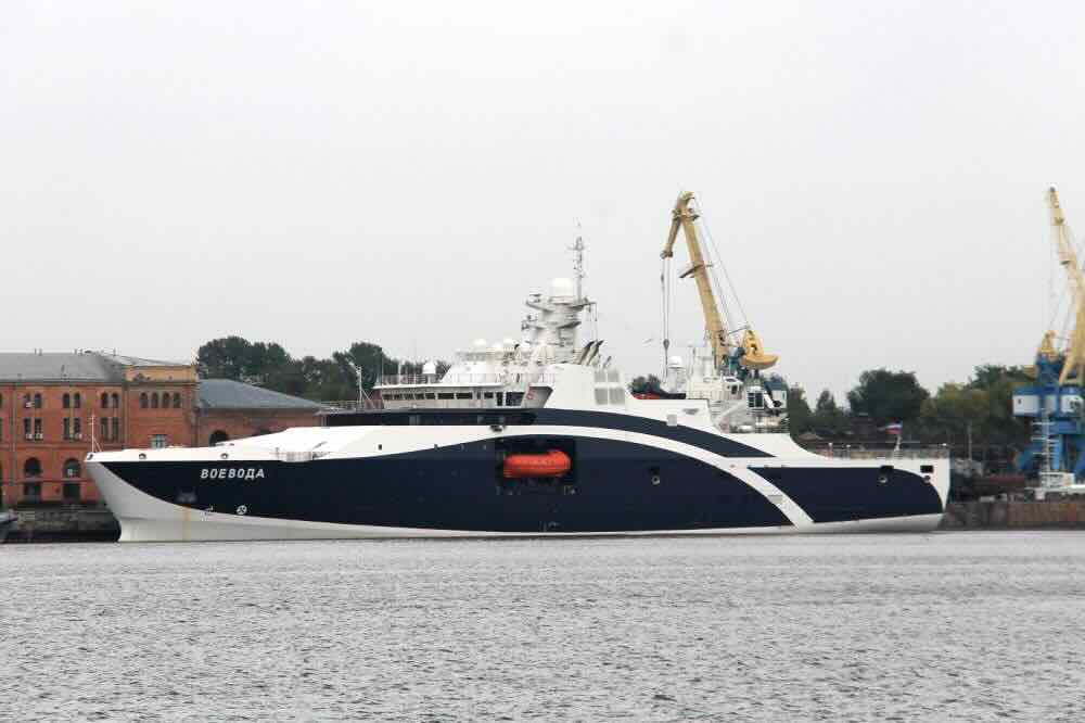 Brod projekta 23700 „Vojvoda“ (serijski broj C 370) na pristaništu kronštatskog pomorskog zavoda
