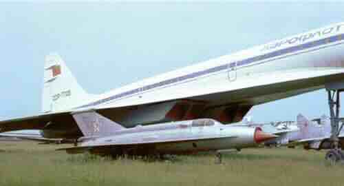 Imitator pored originala