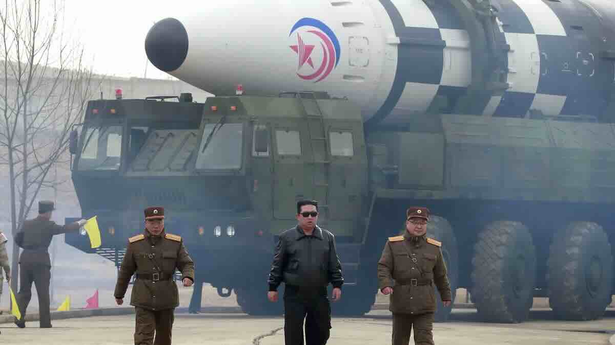 kim i severnokorejska interkontinentalna balistička raketa