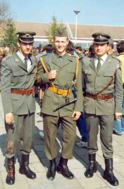 Dva potporucnika i vojnik. Re dosled stajanja nije po PS