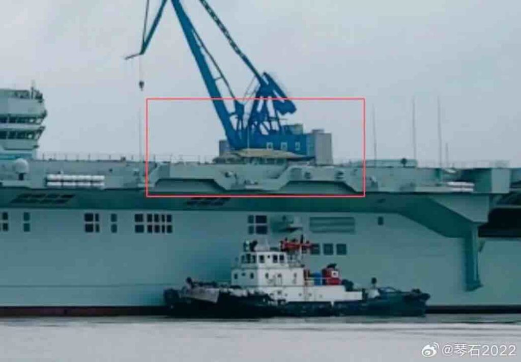 GJ 11 na nosacu aviona „Sicuan GJ 11 na nosaču aviona „Sičuan“