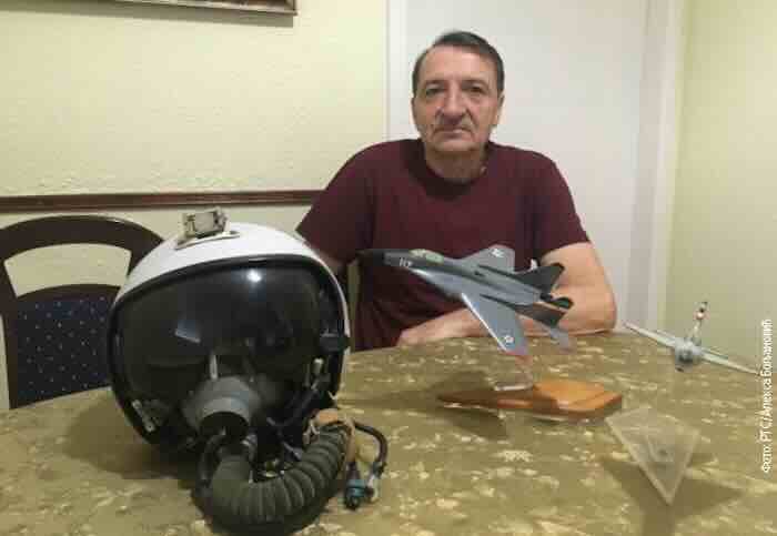 Nekadasnji pilot MiG 29 Jovica Nikolić sa svojom kacigom