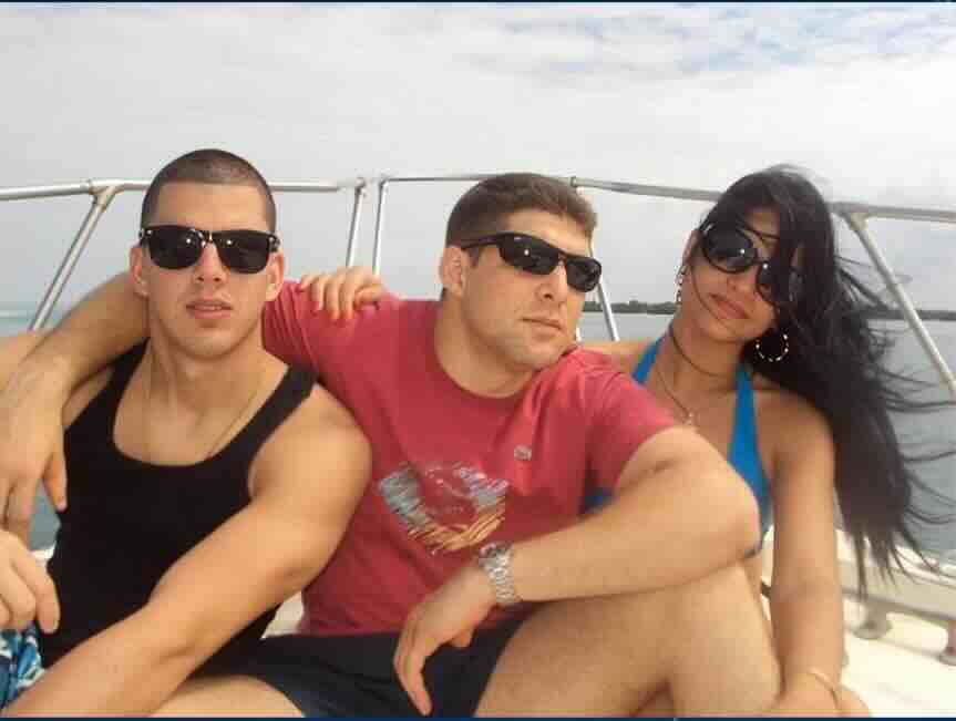 Raul Giljermo Rodrigez Kastro u sredini Raul Giljermo Rodrigez Kastro u sredini