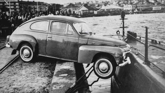 Volvo PV444 udario u podmornicu HSwMS Bävern