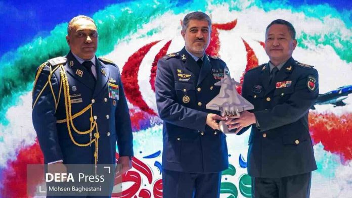 kineski vojni zvaničnici iranskoj strani uručili maketu lovca J 20