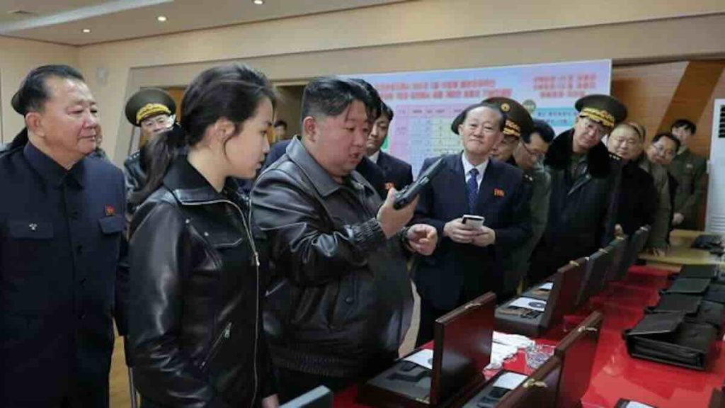 Kim Džong Un i njegova ćerka testirali novi pištolj u severnokorejskoj fabrici oružja