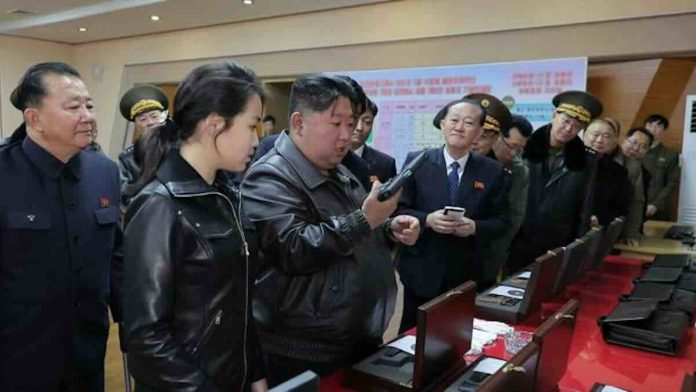 Kim Džong Un i njegova ćerka testirali novi pištolj u severnokorejskoj fabrici oružja