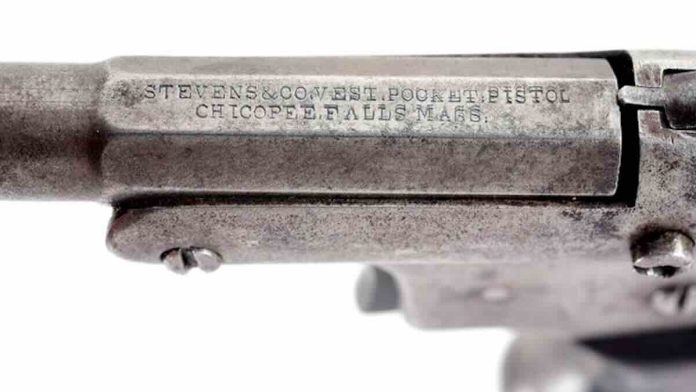 Napis na gornjoj rampi pištolja