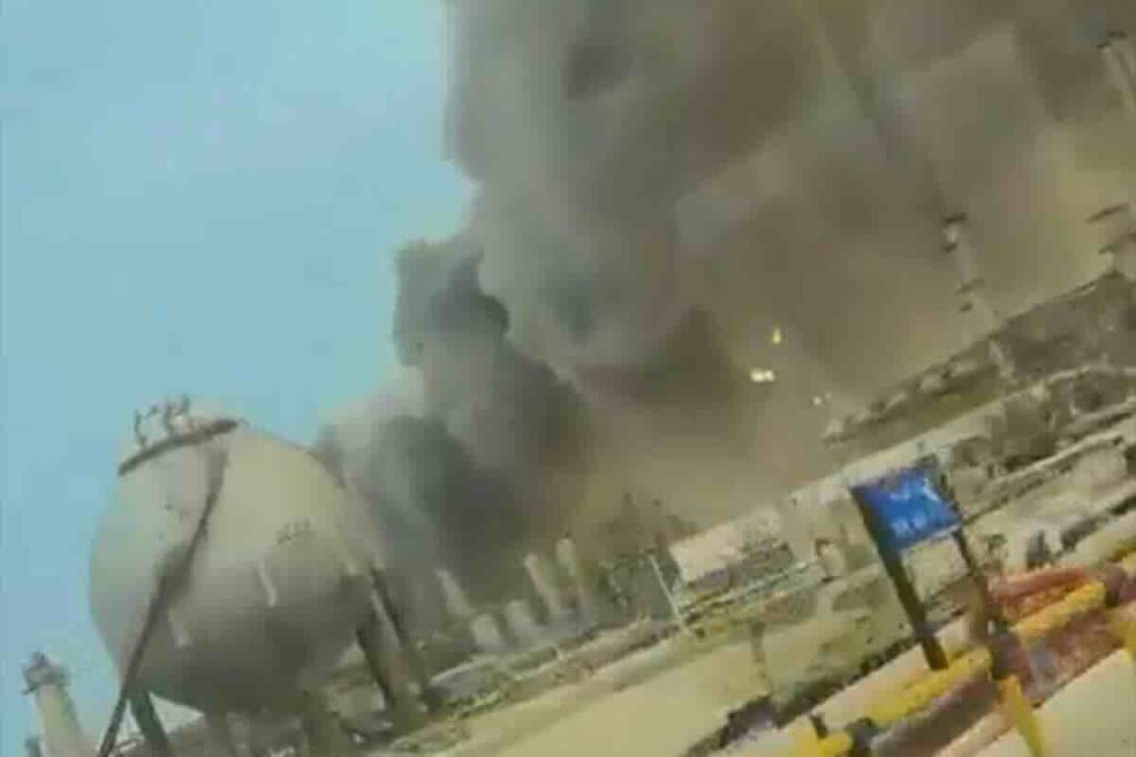 Saudijski naftni gigant Aramco obustavlja rad rafinerije Ras Tanura nakon napada Saudijski naftni gigant Aramco obustavlja rad rafinerije Ras Tanura nakon napada