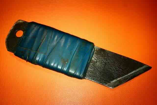 Sekač sa improvizovanim rukohvatom od izolir trake