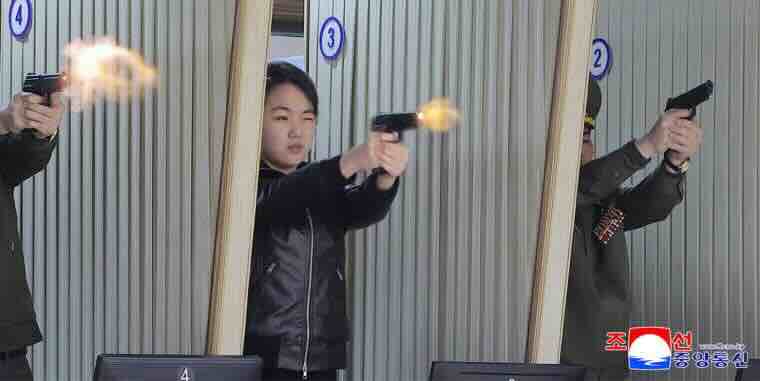 kimova cerka i viski zvaničnici pucaju iz novog pistolja