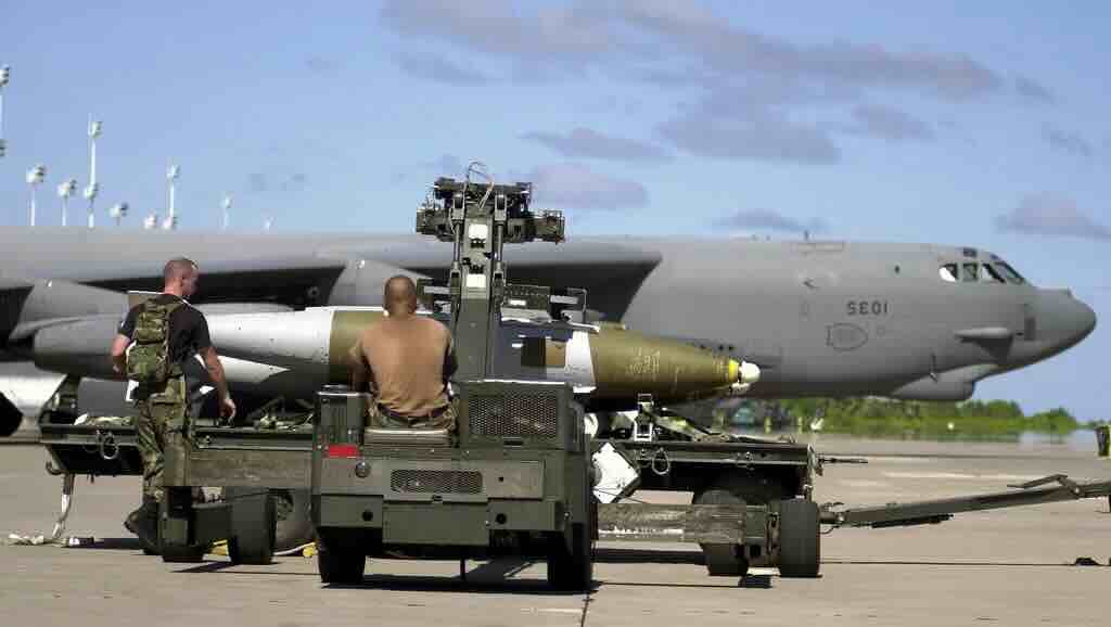 mk 84 sa jdam kompetom utovar na b 52h u bazi dijego garsija