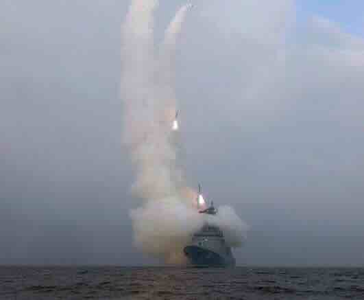 razarač Čoe Hjon lansira krstareće rakete