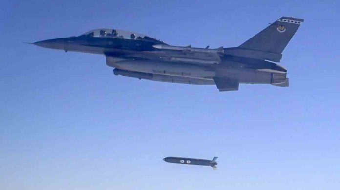 AGM-188A lansiranje sa F-16 u Meksičkom zalivu