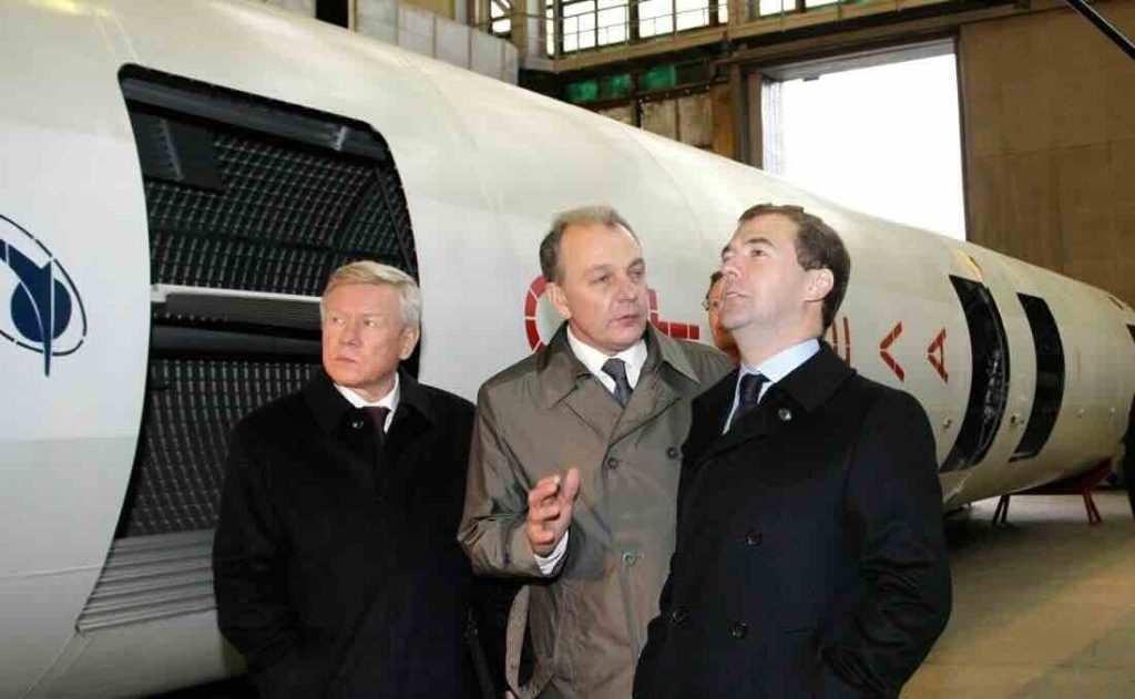 Aleksandar Leonov u sredini Aleksandar Leonov u sredini