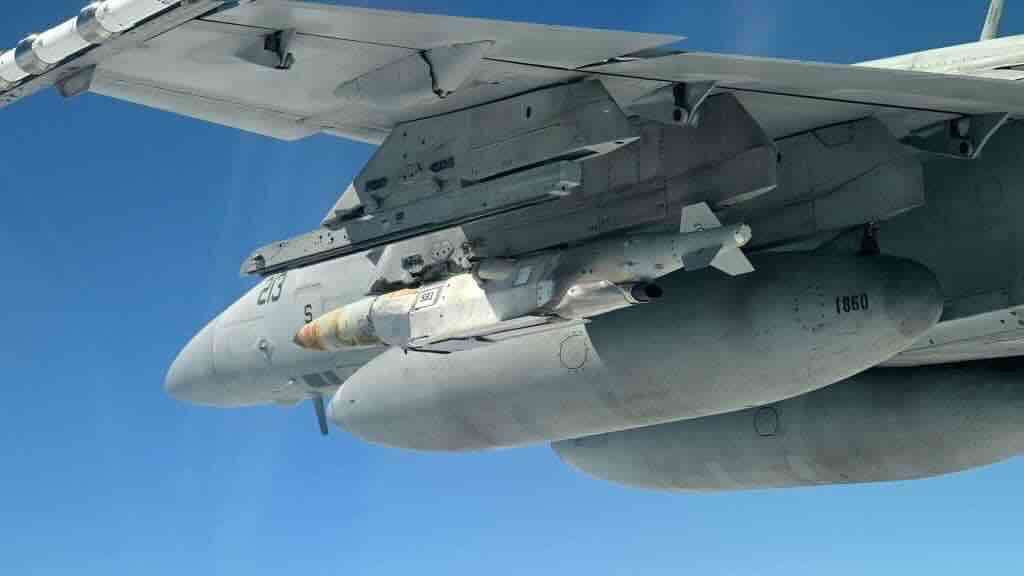 F:A 18 nosi gbu 75 jdam lr