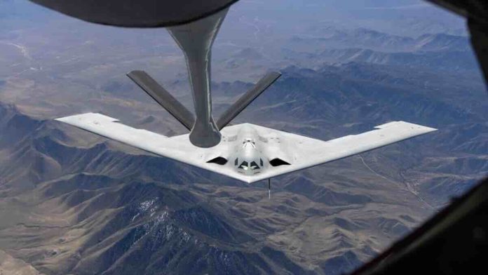 KC-135 dopuna goriva u B-21