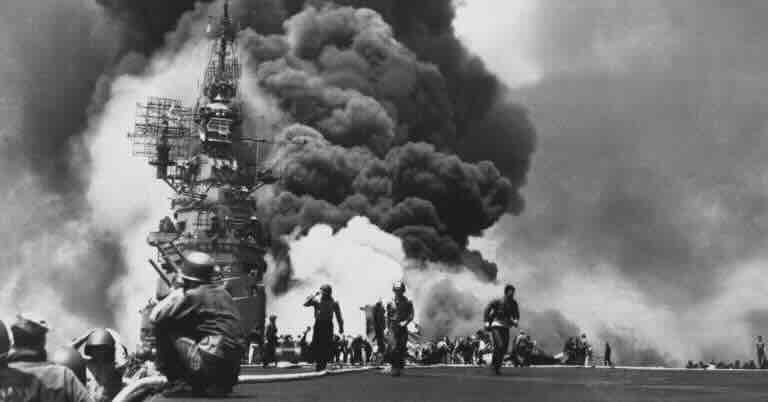USS Bunker Hill nakon što su ga pogodile kamikaze