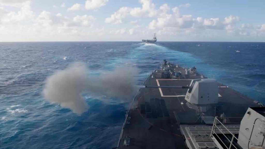 USS Spruans (DDG 111) puca iz topa MK 45 kalibra 5 inča