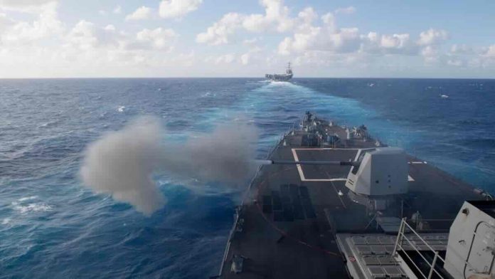 USS Spruans (DDG 111) puca iz topa MK 45 kalibra 5 inča