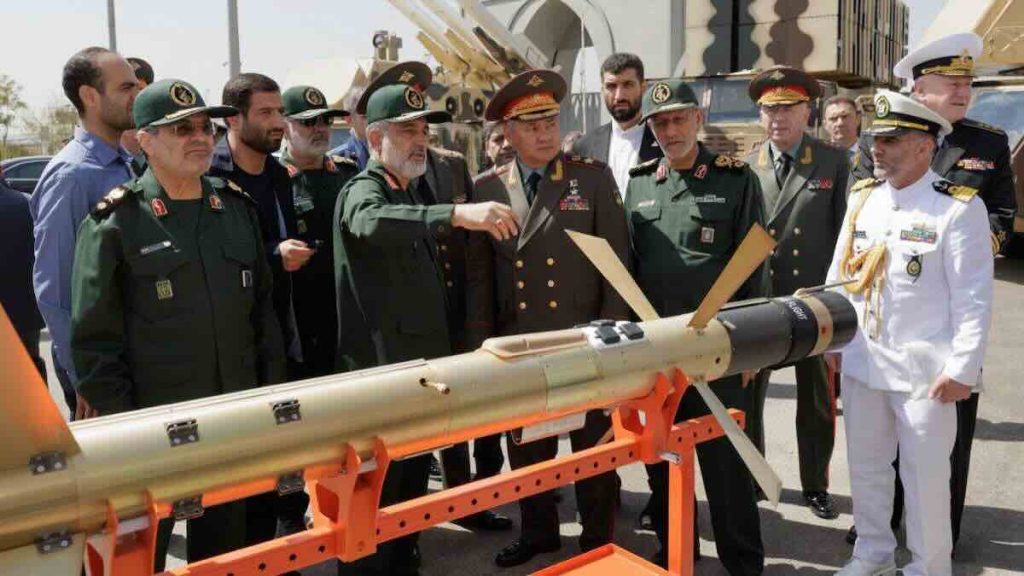 šojgu gleda Saqr 358 raketu