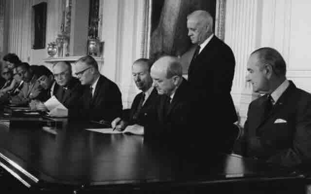 Americki ministar Din Rask pop tisuje 1968. godine Ugovor