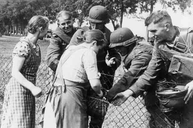 Devojke pristalice folksdojcerskog pokreta u Poljskoj docekuju vojnike vozace cisterni Devojke pristalice folksdojcerskog pokreta u Poljskoj dočekuju vojnike, vozače cisterni