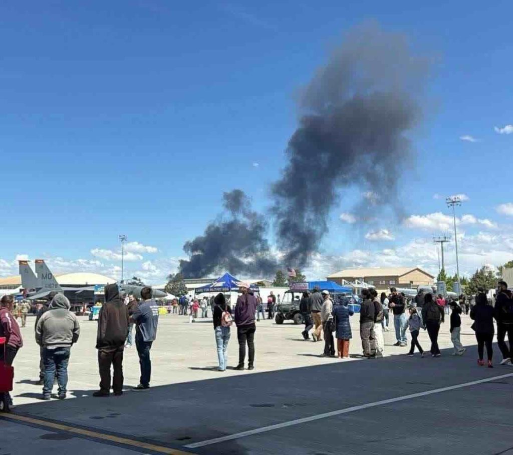 Dva americka EA 18G Growler sudarila se pred publikom cetiri clana posade se katapultirala iz buktinje Dva američka EA 18G Growler sudarila se pred publikom četiri člana posade se katapultirala iz buktinje