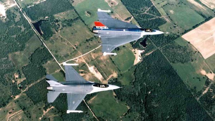 F-16XL gore i normalni F-16 dole