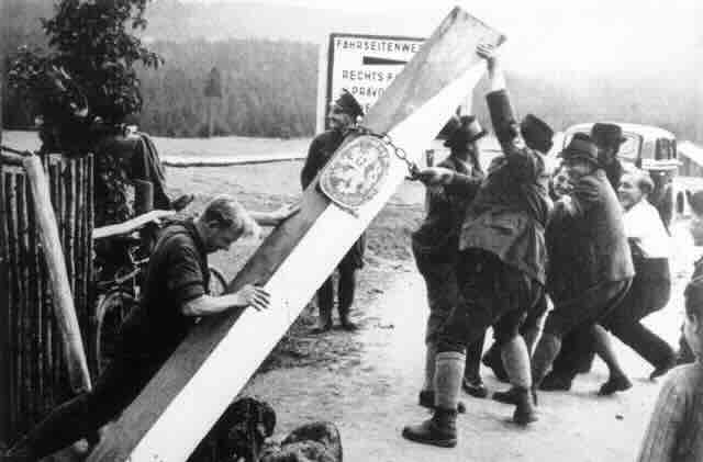Folksdojceri uklanjaju drzavnu rampu u Sudetima Folksdojčeri uklanjaju državnu rampu u Sudetima