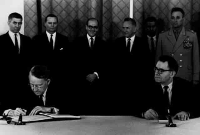 Gromiko s americkim ambasadorom u Mosk vi 1968. godine potpisuje sporazum