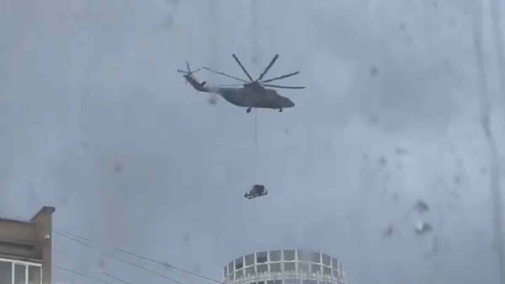 Mi 26 postavlja pancir na krov Mi-26 postavlja pancir na krov