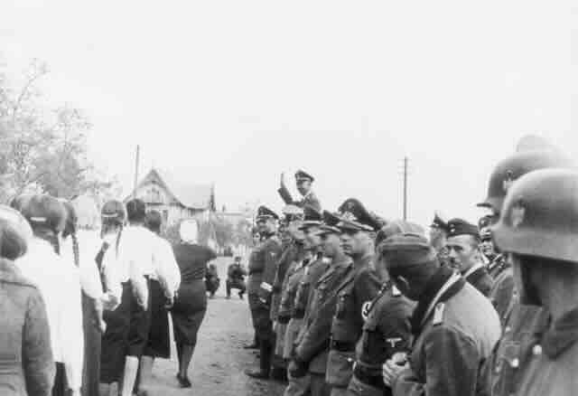 Omladina folksdojcera marsira pred Himlerom u Ukrajini grad Halbstadt 1942. godine Omladina folksdojčera maršira pred Himlerom u Ukrajini, grad Halbstadt 1942. godine
