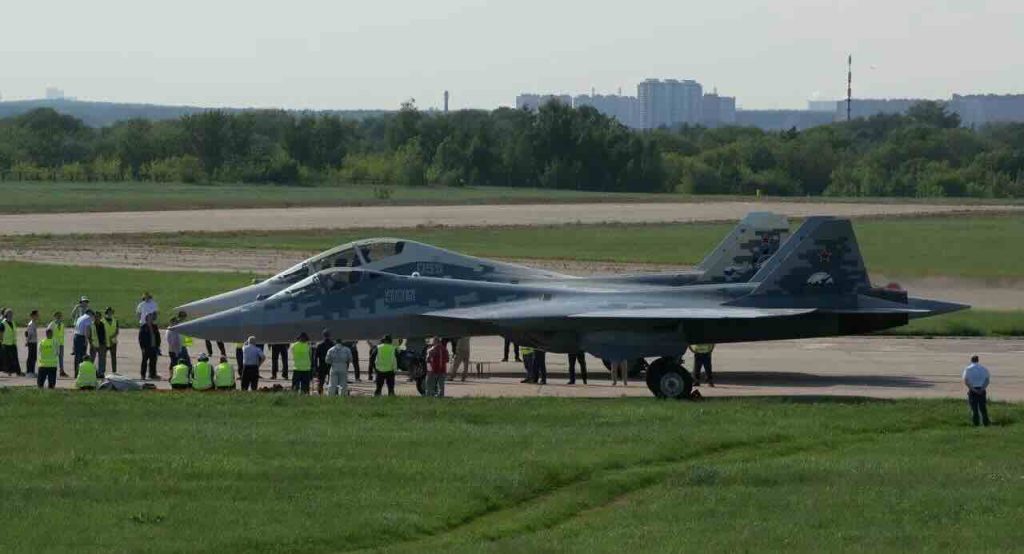 Su-57D pored Su-57 na pisti
