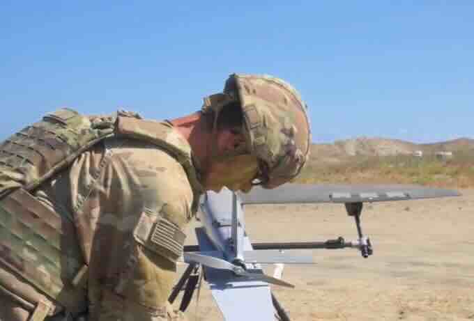 američki vojnik lansira Hornet dron, Balikatan 2026