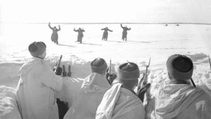 Bela zastava-trenutak kada rat prestaje, ali posledice tek počinju-slika sa Istočnog fronta Bela zastava-trenutak kada rat prestaje, ali posledice tek počinju-slika sa Istočnog fronta