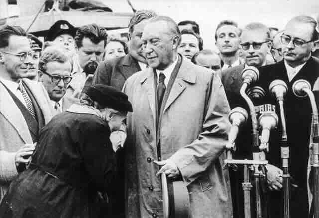 Konrad Adenauer posle povrratka iz Moskve 1955. godine