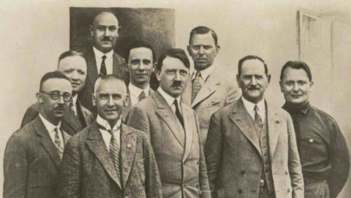 Adolf Hitler sa (s leva na desno u prvom redu), Hajnrihom Himlerom, Vilhelmom Frikom, Francom fon Epom, Hermanom Geringom u drugom redu, Martinom Mučmanom, Jozefom Gebelsom, Julijusom Šaubom i Karlom Fričem pozadi