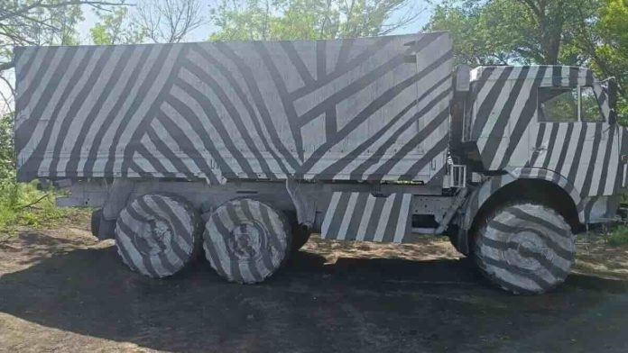 Rusi farbaju KamAZ kamione kao zebre u nastojanju da prevare ukrajinske dronove sa veštačkom inteligencijom
