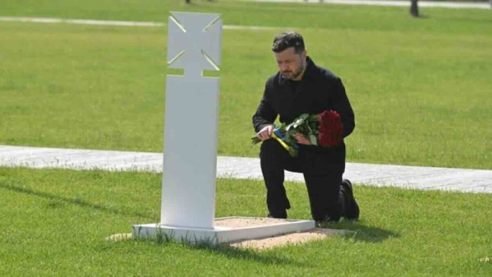 Volodimir Zelenski kleči na ceremoniji ponovnog sahranjivanja Andrija Meljnika Volodimir Zelenski kleči na ceremoniji ponovnog sahranjivanja Andrija Meljnika