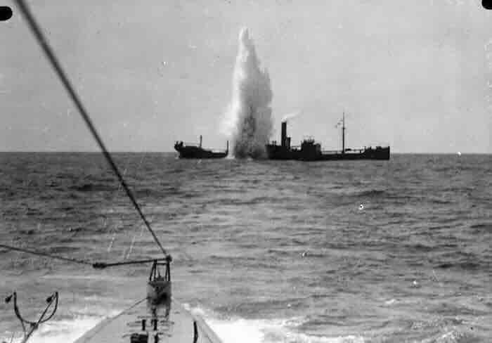 britanski teretni brod pod napadom SM U 35 nemacke podmornice 1917 godine britanski teretni brod pod napadom SM U-35 nemačke podmornice 1917 godine