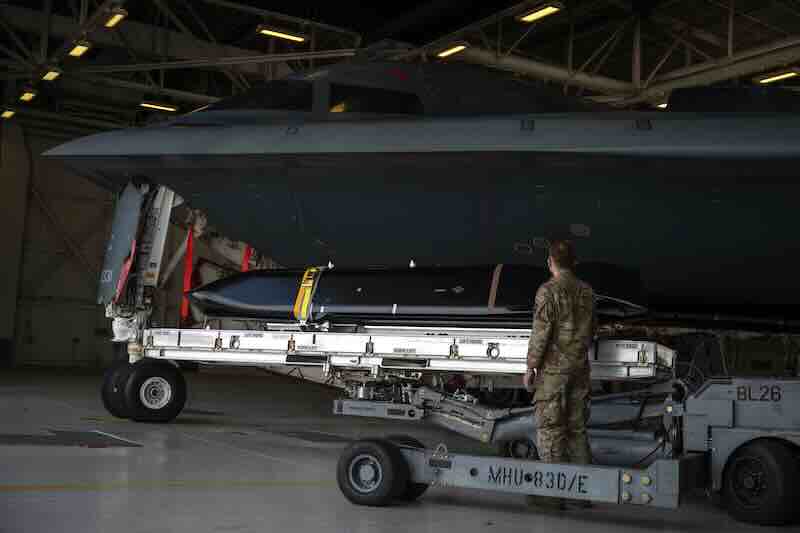 utovar AGM-158C LRASM u B-2A