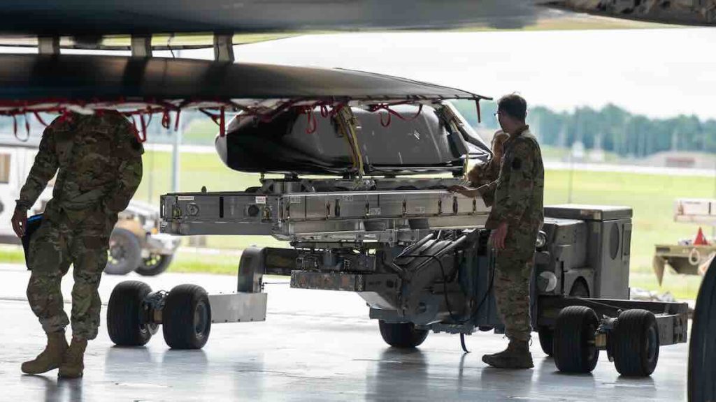 utovar AGM-158C LRASM u B-2A
