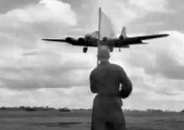 B 17 slece u Poltavu B 17 sleće u Poltavu