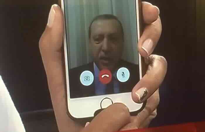 Erdogan javlja preko FaceTime 2016 da je živ