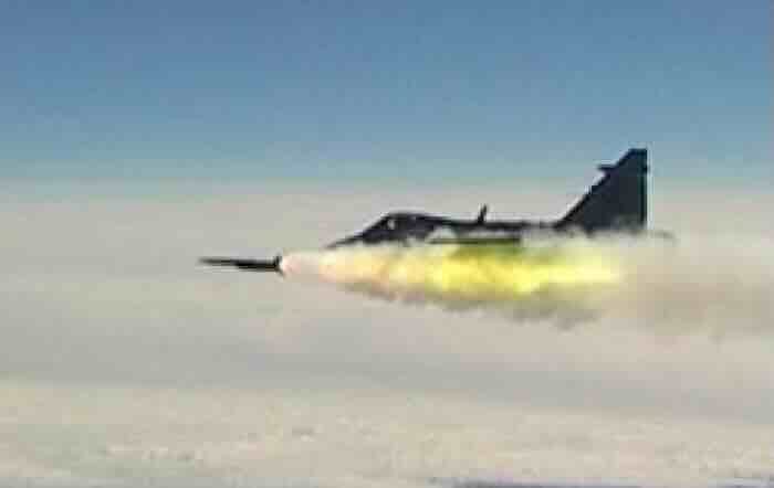Gripen lansira raketu Meteor Gripen lansira raketu Meteor