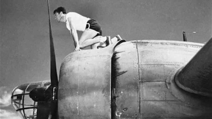 Luis Zamperini sedi na bombarderu B-18 Luis Zamperini sedi na bombarderu B-18