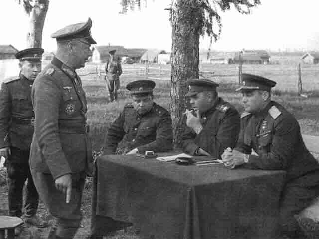 Makarov Vasiljevski i Cernjahovski ispituju generala komandanta 206. pesadijske divizije Adolf Hitler Makarov, Vasiljevski i Černjahovski ispituju generala, komandanta 206. pešadijske divizije Adolf Hitler